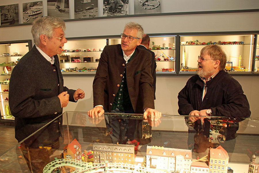 Liebe Besucher der Eröffnungsfeier meines Modellautomuseum in Bernau. 